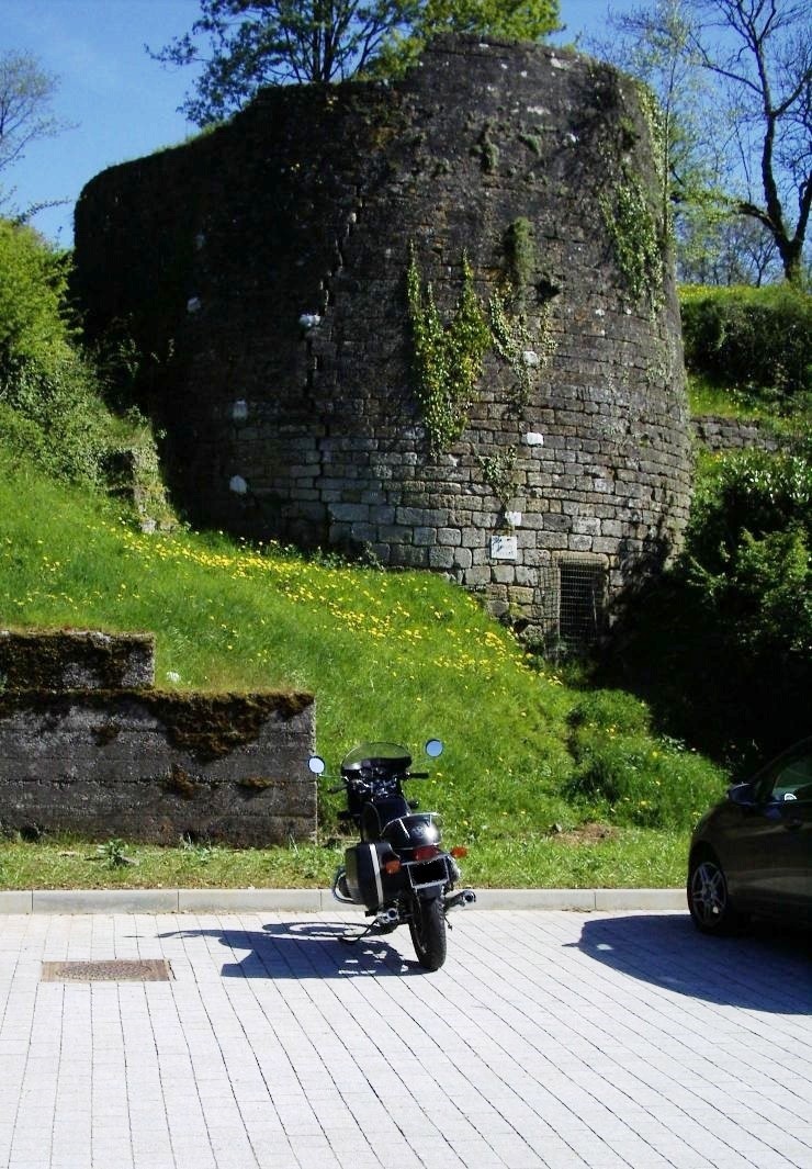 Photos de vous et de votre moto devant ....un château  - Page 10 R60_ru10