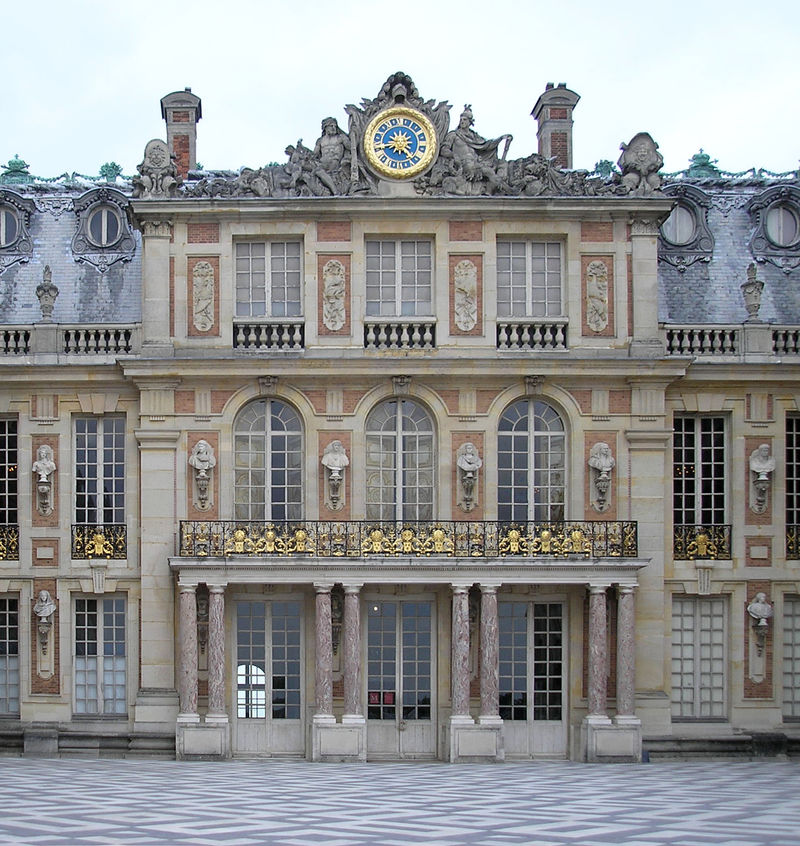La cour de marbre à Versailles 800px-13