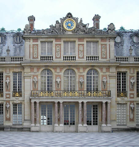 La cour de marbre à Versailles