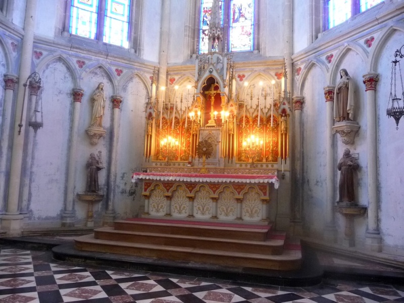 EGLISE, L'INTERIEUR : L'AUTEL, les tableaux, les statues  E3110