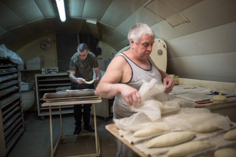 (Michel Flamant) boulanger embauche le SDF qui lui a sauvé la vie dans le Jura Pppppp10