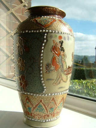 oriental vase, modern Chinese satsuma style  02913