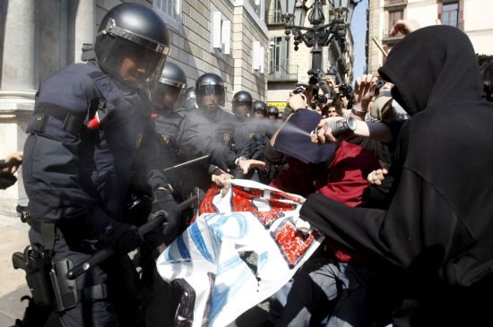 Caos y cargas policiales indiscriminadas durante una nueva marcha antibolonia - Página 3 Fesetu10