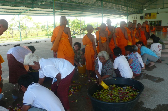 พิธีต้อนรับพระภิกษุสามเณรกลับจากเดินธุดงค์ P1220913