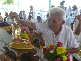 พิธีสรงน้ำพระและรดน้ำขอพรผู้ใหญ่ วันสรงกรานต์ P1230010