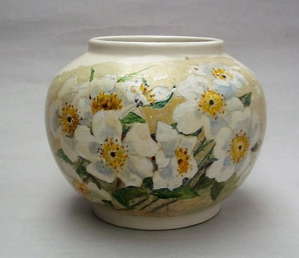 This is a beautiful Hand Potted Shape 9 Hand Painted with flowers. Dscf2918