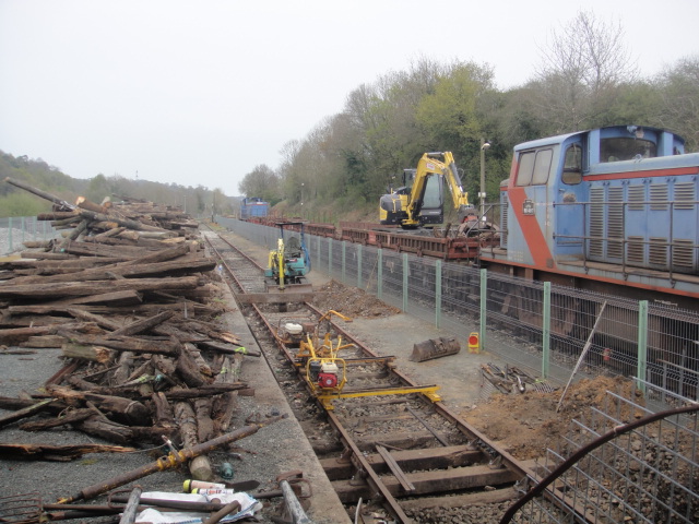 Travaux en gare de Pontrieux le 21 avril 2016 Pontri18