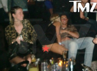 Cristiano Ronaldo, de fiesta con Paris Hilton Beso_t10