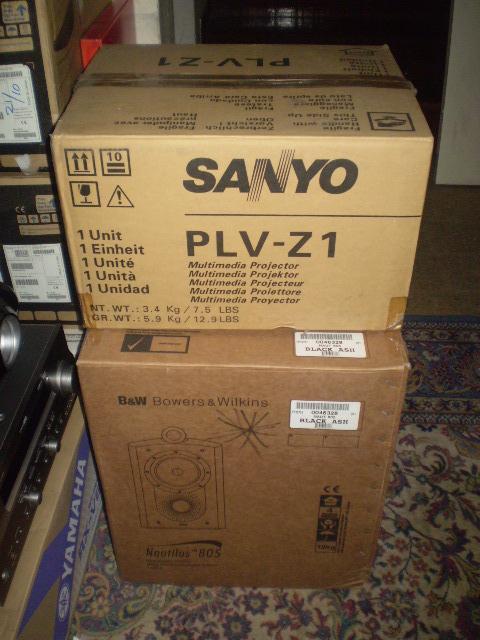 Draper Luma projection screen & Sanyo PLV-Z1 projector (New) SOLD Zzzzzz40