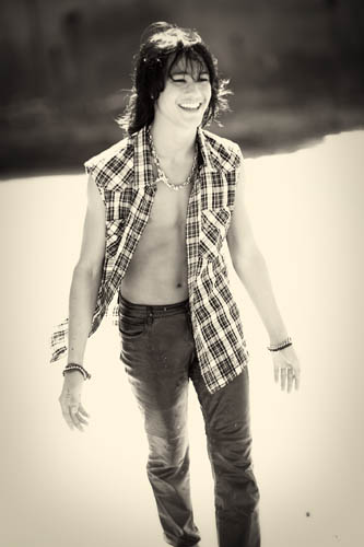 Boo Boo Stewart : photoshoot on the beach David_13