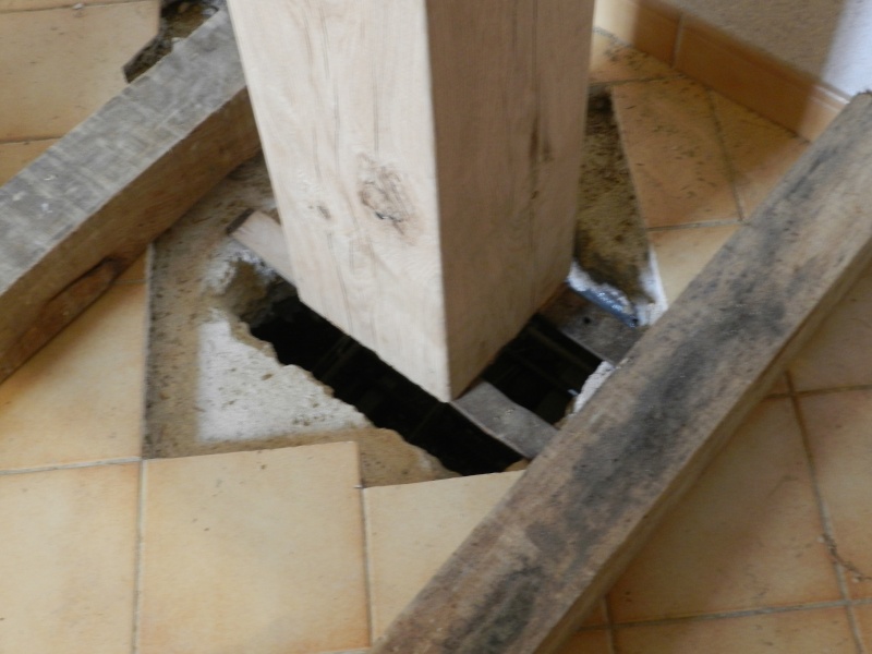 Deux nouveaux poteaux en chêne pour l'escalier Vauvyr13