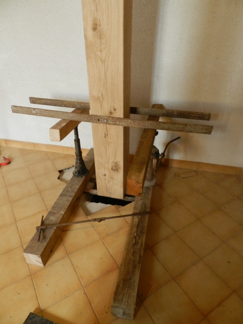 Deux nouveaux poteaux en chêne pour l'escalier Vauvyr14