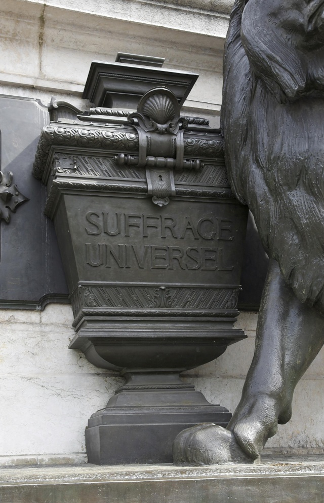 Une vie de statue (Paris, place de la République) Urne-e11