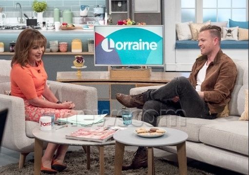 Nicky en el programa de Lorraine en ITV - 2.05.16 00-710