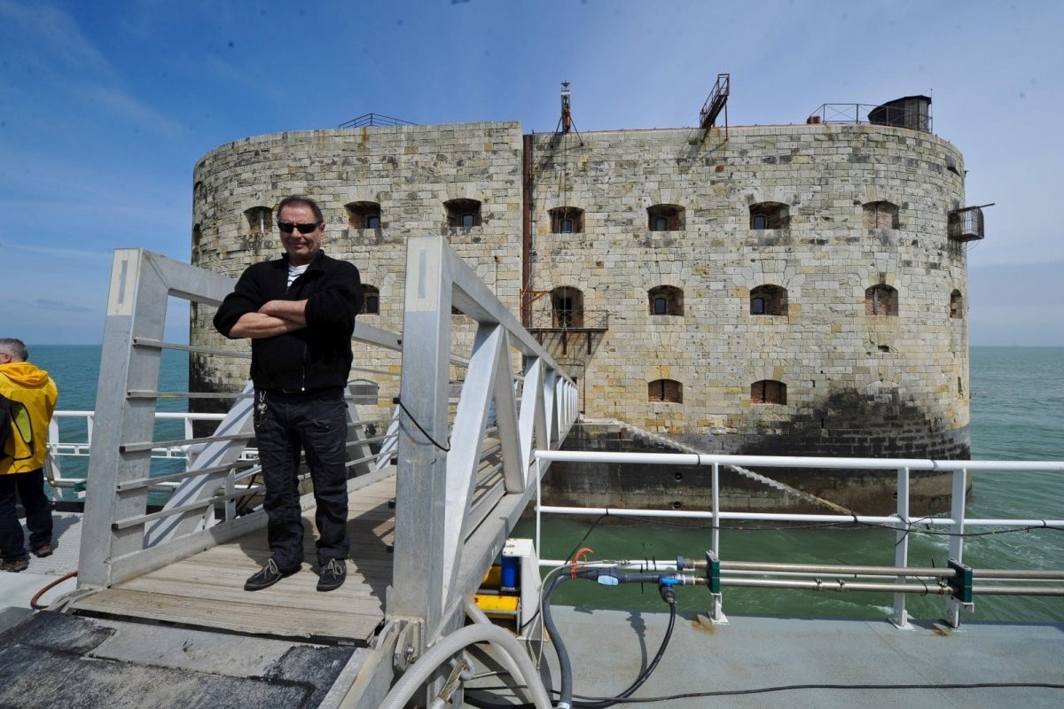 Travaux 2016 au Fort Boyard : Création d'un 2e accès depuis la plate-forme - Page 3 En-qui10