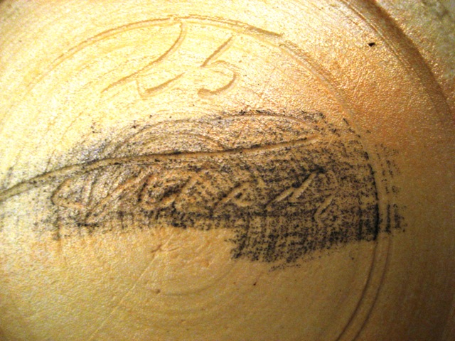 vase grès blanc émaillé vert et jaune marque en creux et signature à identifier Carafe34