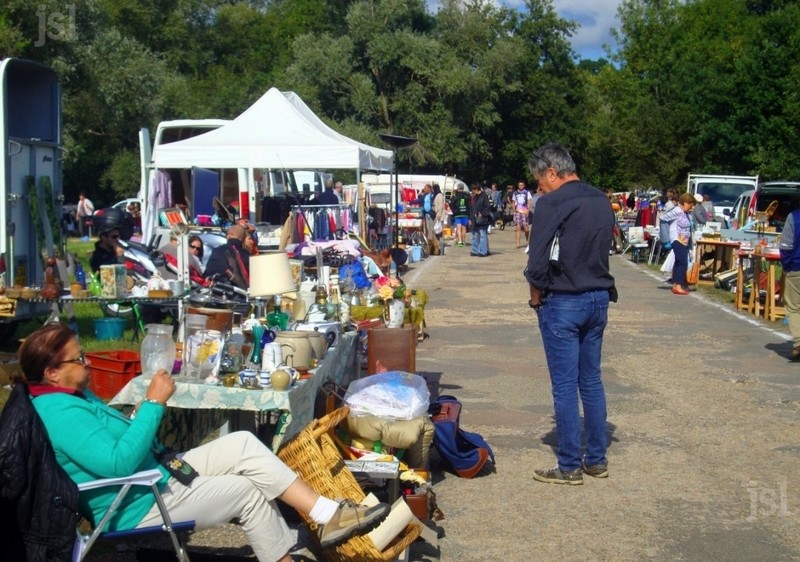  "Puces/Brocante" au lac de Laives Des-ex10