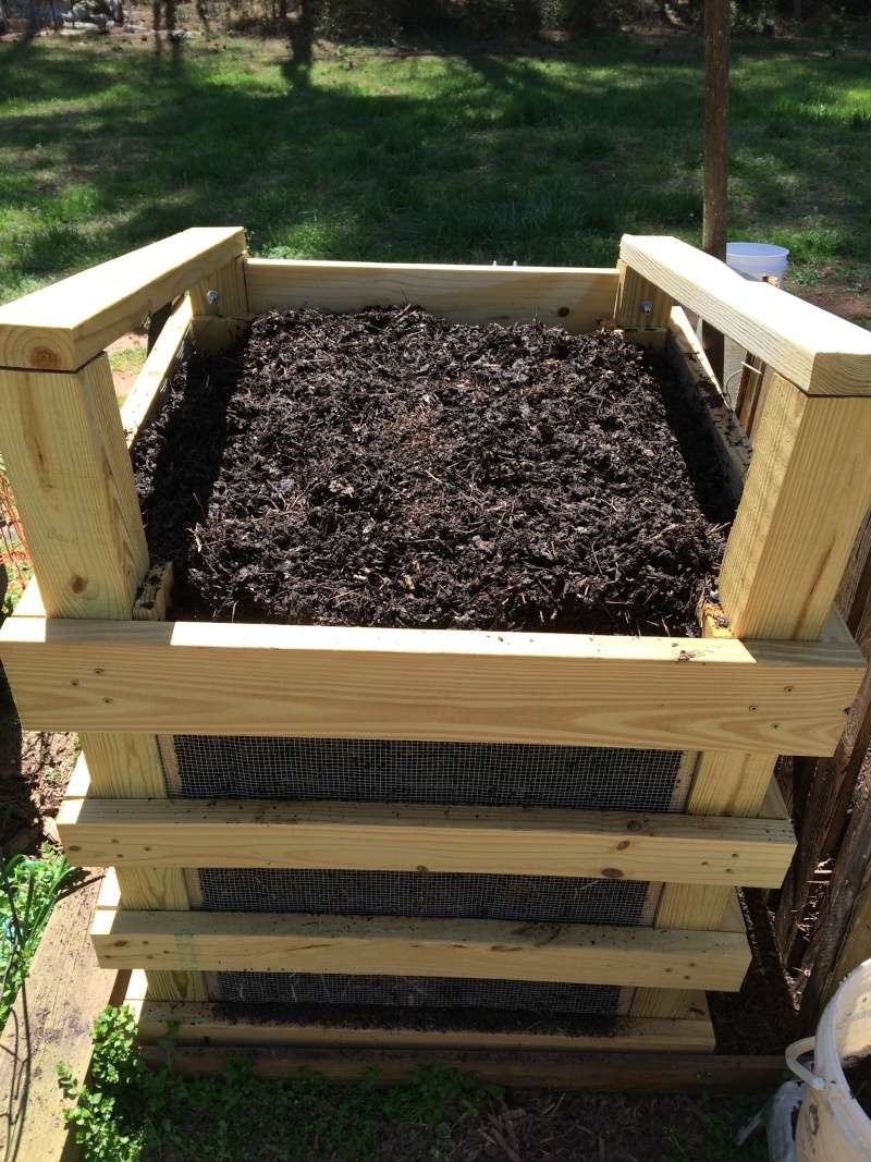 compost pile - WANTED: Pictures of Compost Bins Compos16