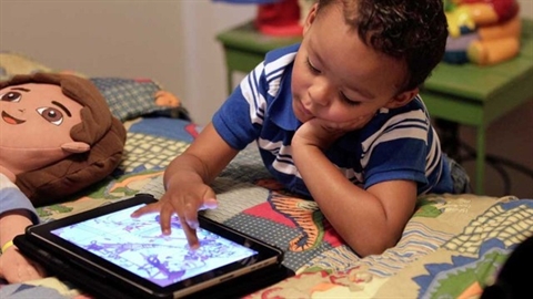 Chiều con bằng smartphone, tablet cha mẹ tạo ra bộ não lạ... Tre-va10