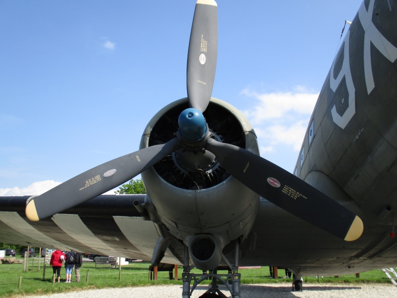 [Les anciens avions de l'aéro] Douglas C-47D Dakota - Page 3 014_210