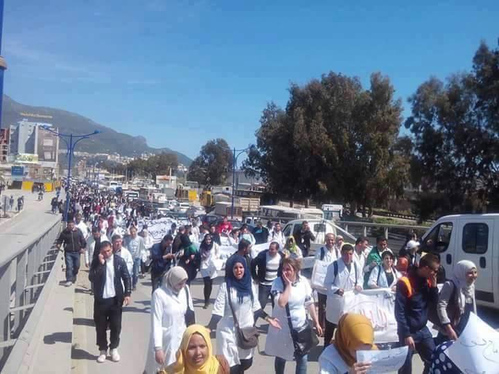 Les enseignants contractuels entament une longue marche de Bejaia à Alger pour exiger l'intégration Mars 2016 117