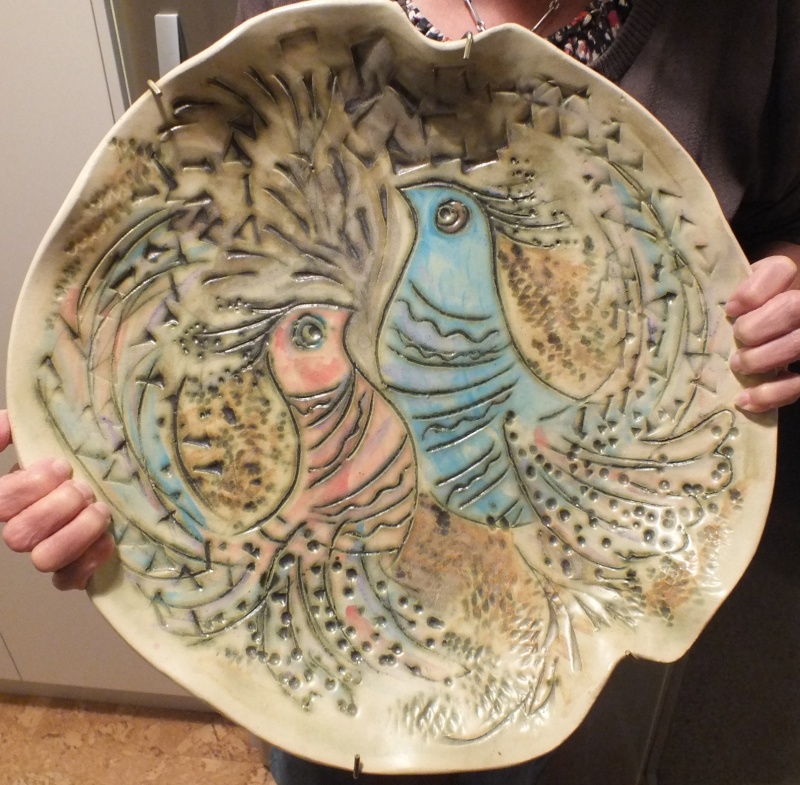 Is this big platter By Rosemarie Brittain?  No it wasn't made by Rosemarie. 9_apri10