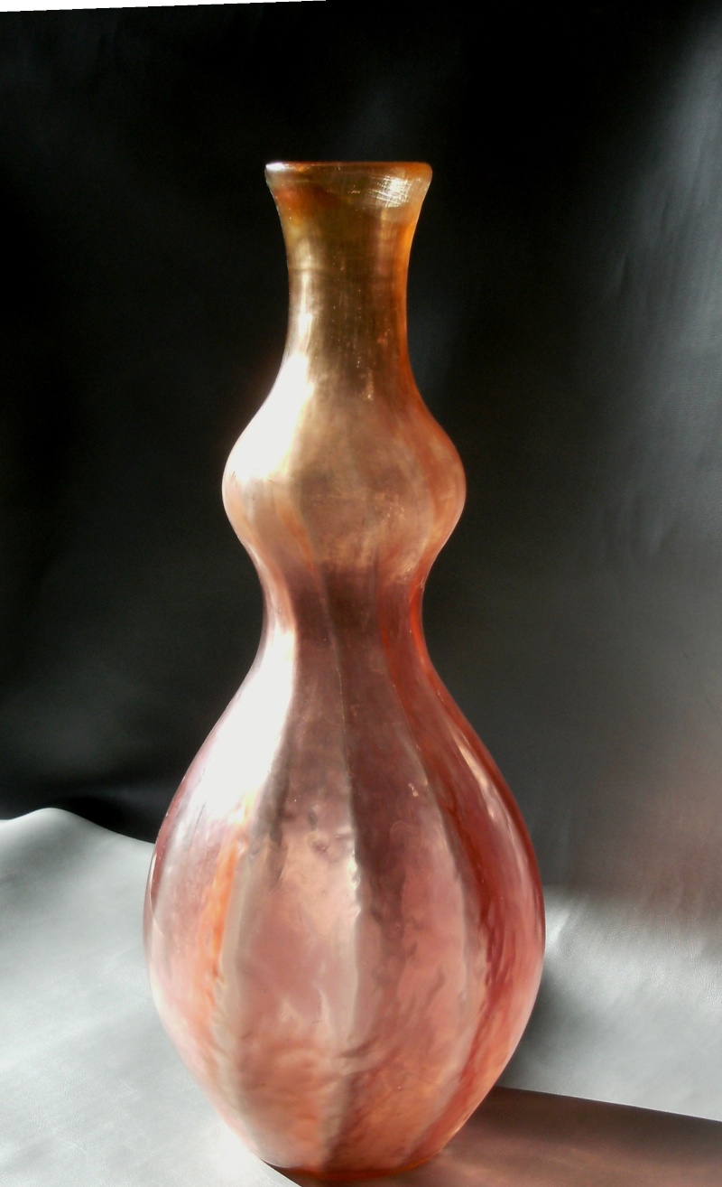 Une grande bouteille carafe en verre  Boutro13