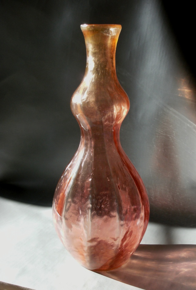 Une grande bouteille carafe en verre  Boutro14