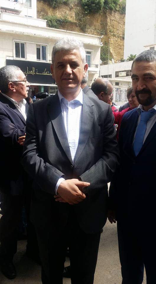 Le président du ‪#‎RCD‬, accompagné des membres de l'exécutif du parti et des militants, devant le tribunal administratif de Bir Mourad Rais en soutien au groupe ‪#‎ElKhabar‬. 511