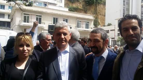 Le président du ‪#‎RCD‬, accompagné des membres de l'exécutif du parti et des militants, devant le tribunal administratif de Bir Mourad Rais en soutien au groupe ‪#‎ElKhabar‬. 810