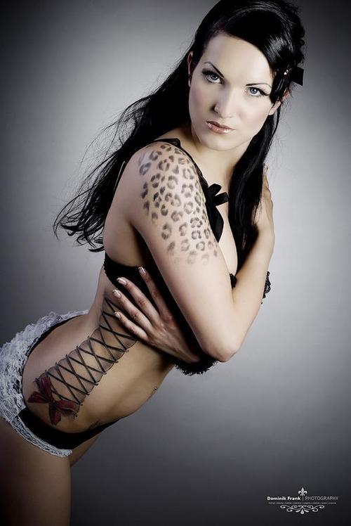 CHARME - Les plus belles femmes sont tatouées... - Page 8 Lar10