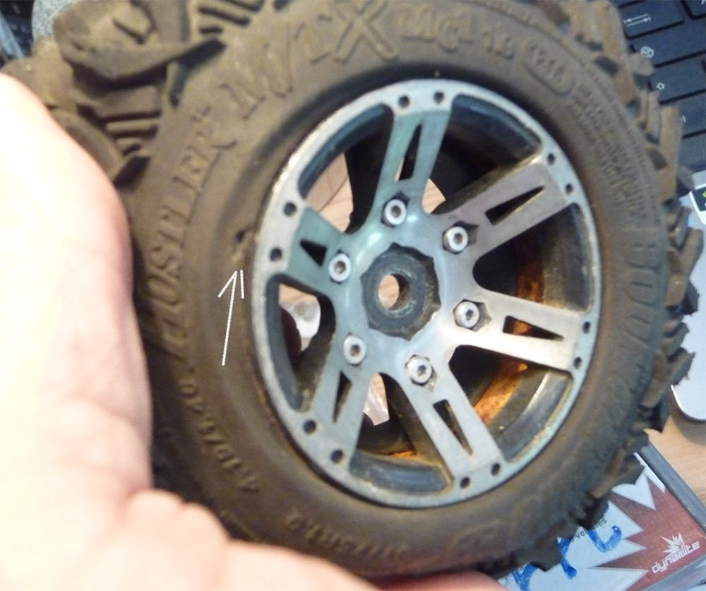 Réparation et collage de pneus de scale déchirés pour scale et crawler Hustle10