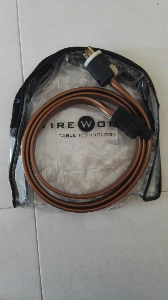 Wireworld Electra 5.2 power cord (sold) Img-2028