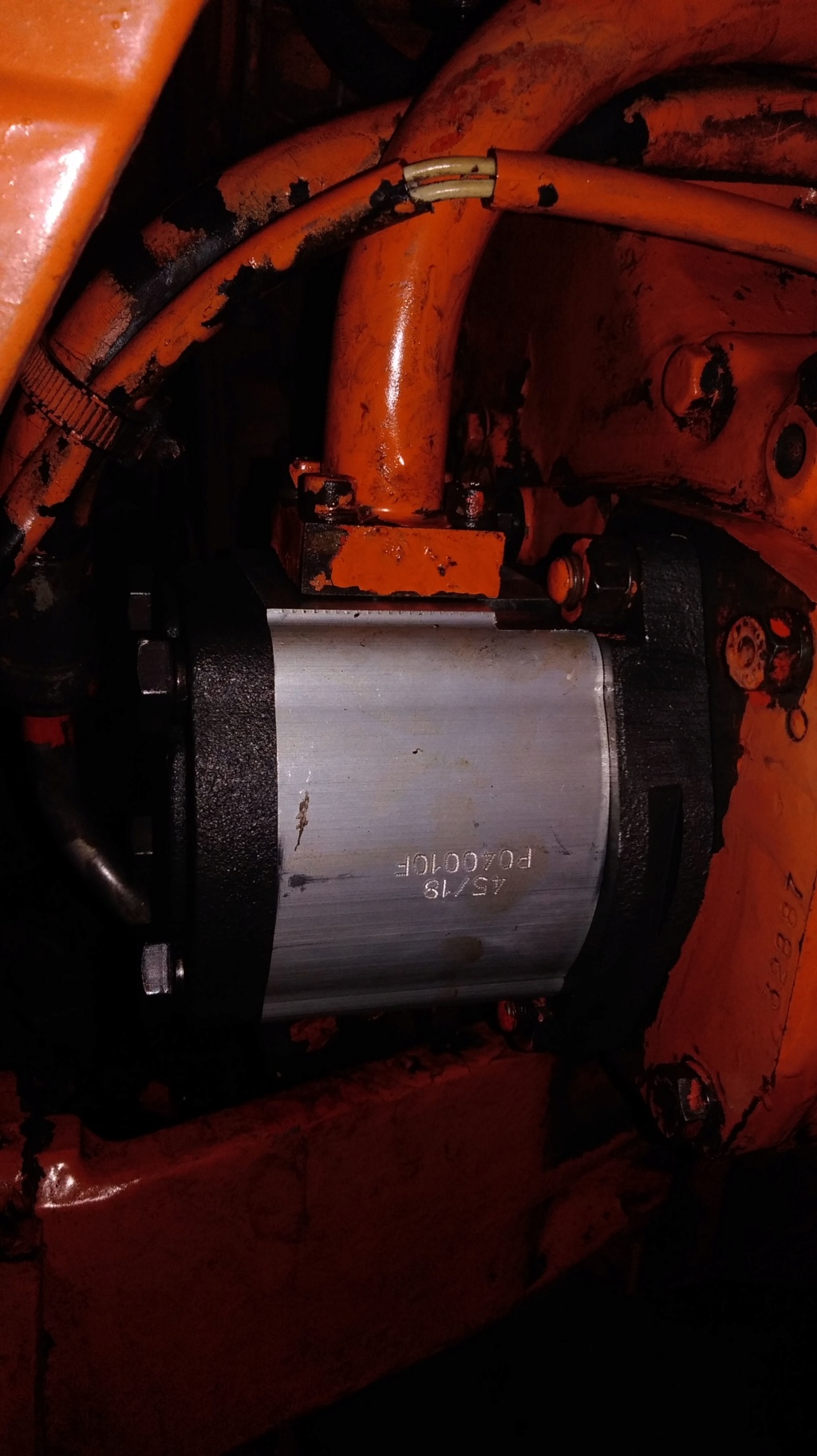 R 86. Circuit hydraulique, vidange et changement de la pompe Img-2010