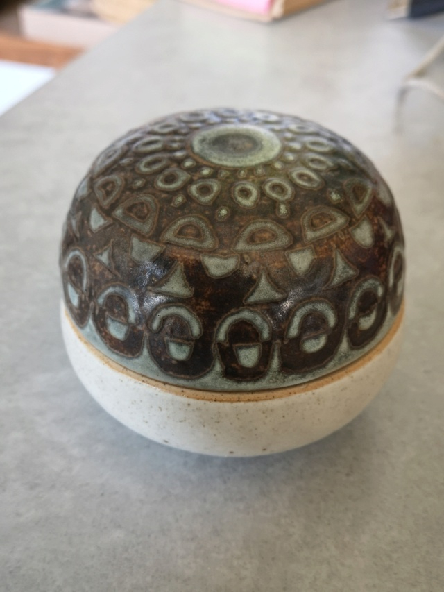 Stoneware lidded trinket dish, circle mark with line Img_2054