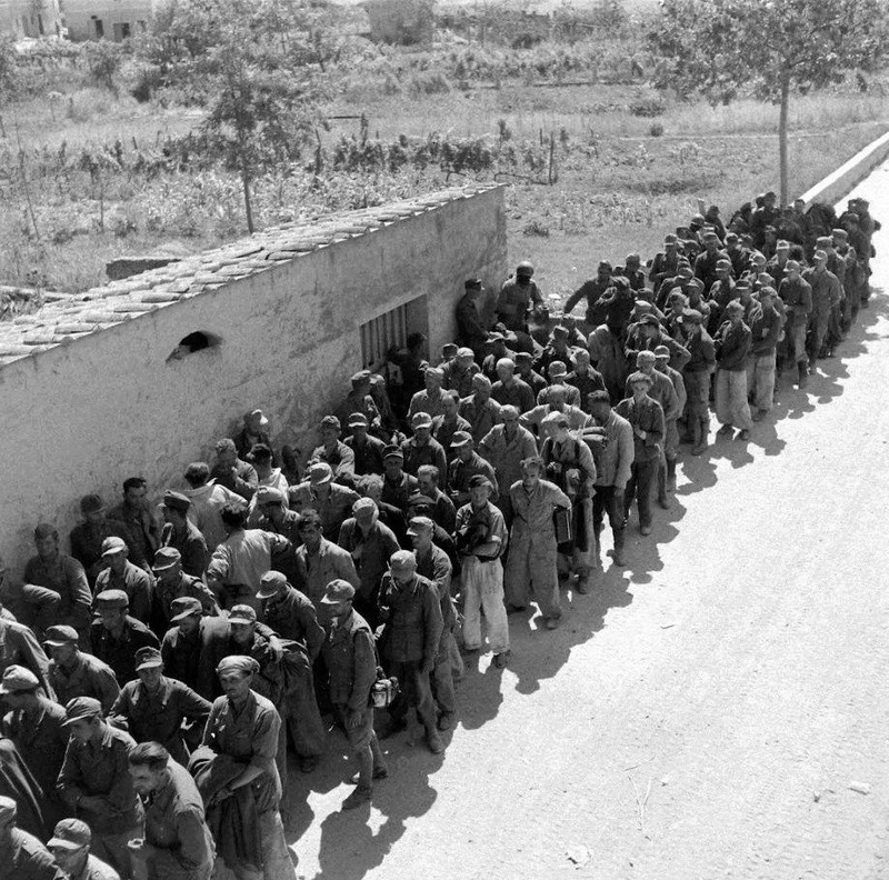 Prisonniers 90° Pz Division - île d'Elbe juin 1944 12360210