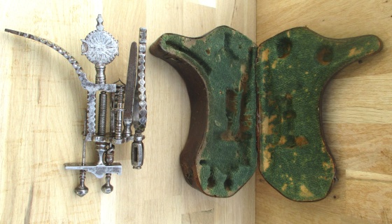 Trousse d’arquebusier à l'effigie de Louis 14  _outil81