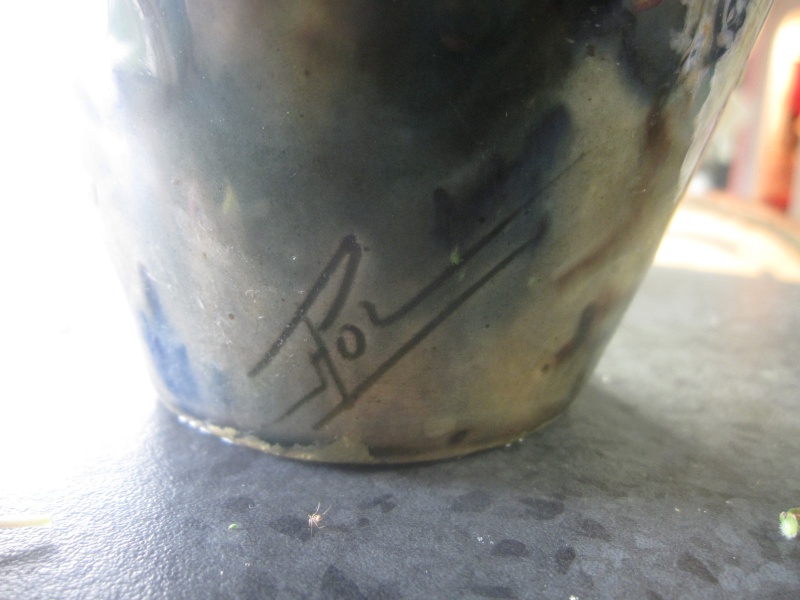 Vase art déco aux Iris marque en creux CAP dans un triangle signé Henri POL Img_9110