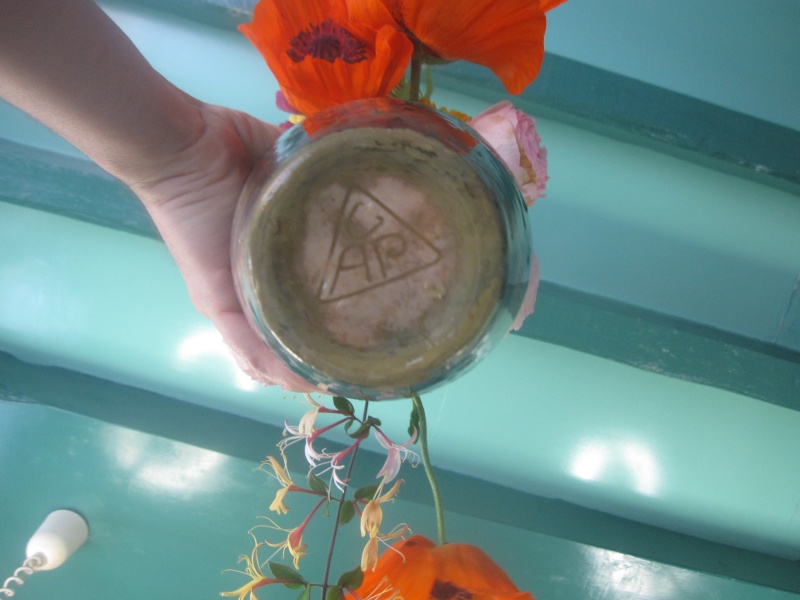 Vase art déco aux Iris marque en creux CAP dans un triangle signé Henri POL Img_9112