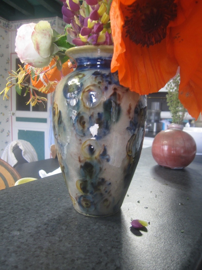 Vase art déco aux Iris marque en creux CAP dans un triangle signé Henri POL Img_9113