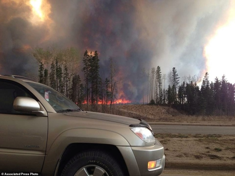 Fire spreads across canadian city 80,000 fleeing and evacuated 1ayytc10