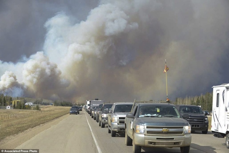 Fire spreads across canadian city 80,000 fleeing and evacuated 1ayytc11
