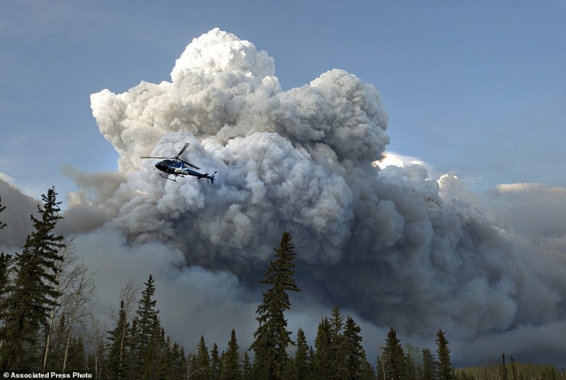 Fire spreads across canadian city 80,000 fleeing and evacuated 1ayytc12