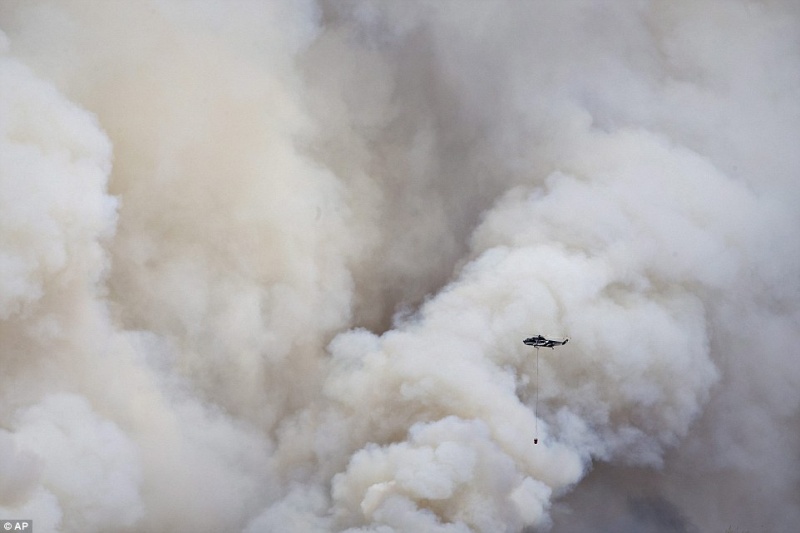 Fire spreads across canadian city 80,000 fleeing and evacuated 33d81610