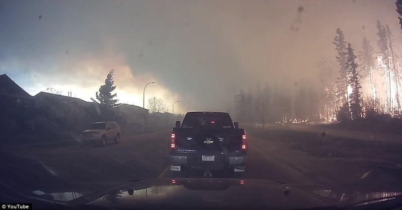 Fire spreads across canadian city 80,000 fleeing and evacuated 33e02210