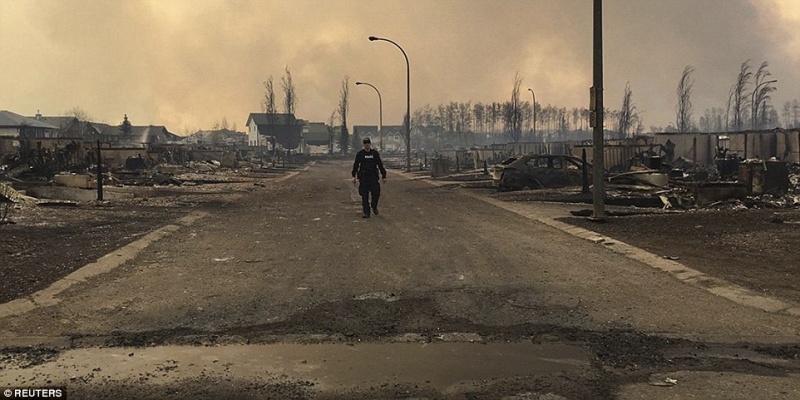 Fire spreads across canadian city 80,000 fleeing and evacuated 33e06d10