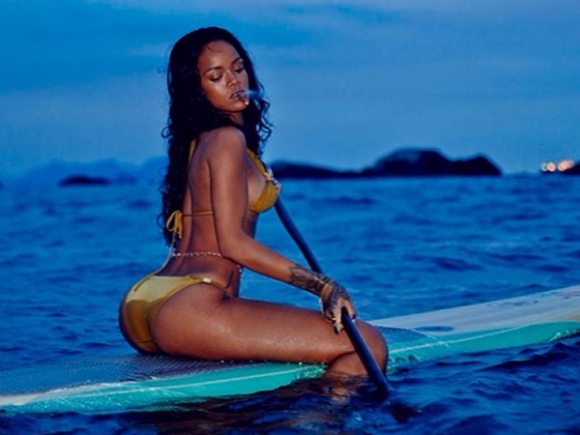 Cutie On The Beach: Would you want to look as hot as her? Rih4-510