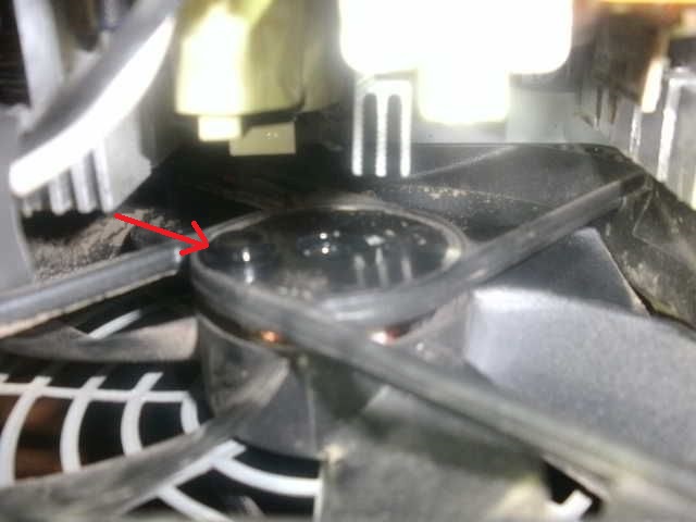 Refilling oil into a PSU-fan. Bild0710