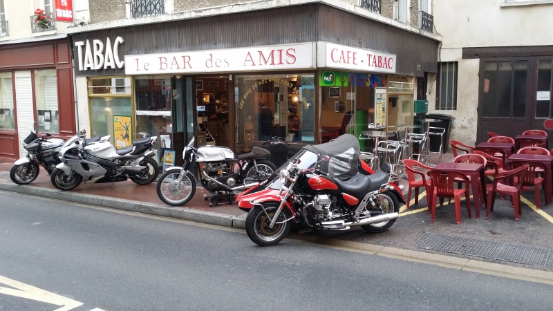 Un bar une Norton dans la vitrine 21091512