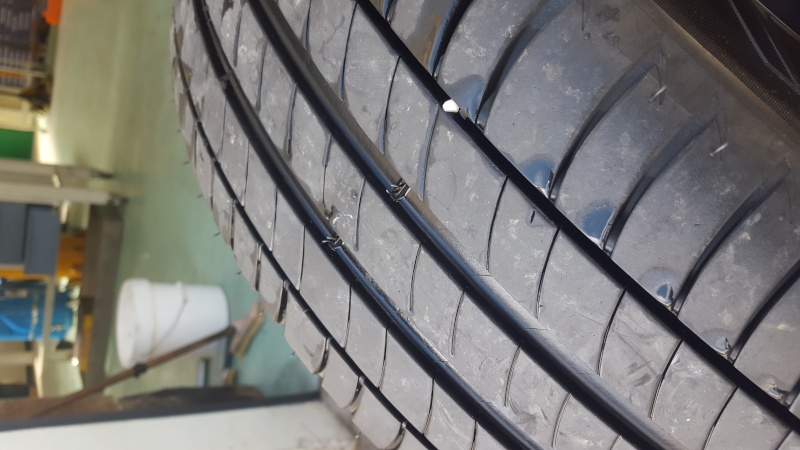 Jantes alu 17" noir entraxe 114 avec pneux Michelin.  20160510